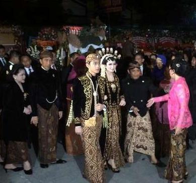 Arti Mendalam di Balik Kebaya  Pengantin  Bersulam Emas 