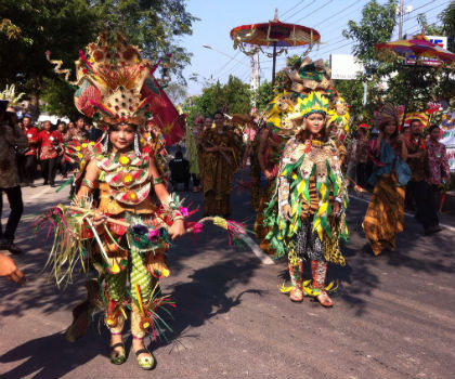 Penari Karnaval  Pernikahan Anak Jokowi Kreatif Olah Batik 