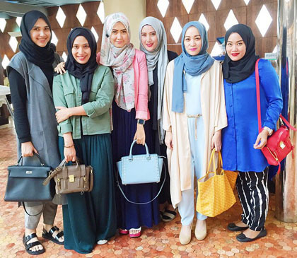Gaya Kasual Nan Stylish Para Hijabers Saat Datang ke Arisan 1 Gaya Kasual Nan Stylish Para Hijabers Saat Datang ke Arisan 1
