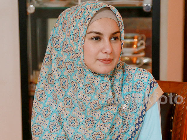 Cantiknya Irish Bella Berhijab - MerahPutih Cantiknya Irish Bella Berhijab - MerahPutih
