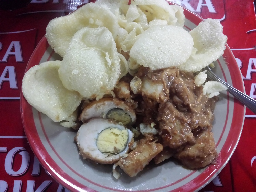 Ketoprak Chiky Paduan Bumbu Kacang yang Pekat Dalam