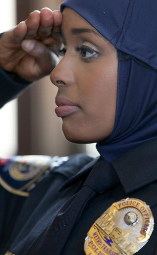 Berhijab, Polisi Wanita Amerika Ini Menuai Pro dan Kontra
