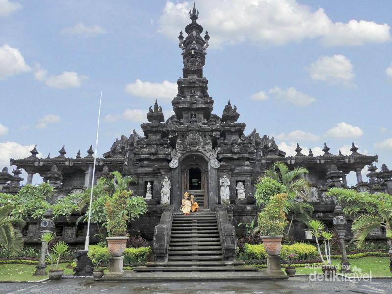 Simbol Tanggal Kemerdekaan RI di Monumen Bajra Sandhi, Bali