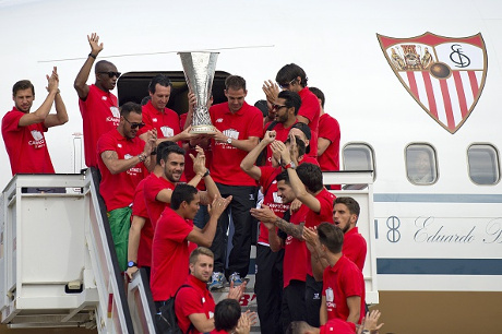 Sevilla dan trofi Liga Europa (AFP/Jorge Guerrero)