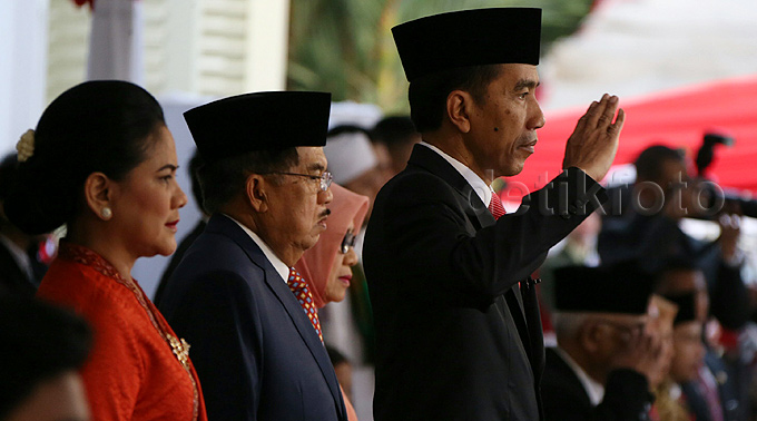 Upacara Penurunan Bendera Merah Putih Di Istana