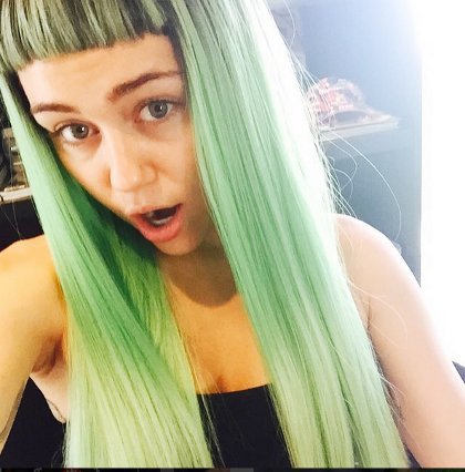 Miley Cyrus Pamer Gaya Rambut  Baru Sanggul Warna  warni 