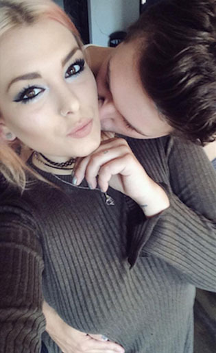  Foto  Ibu yang Tiru Gaya  Selfie Putrinya Saat Dicium Pria  