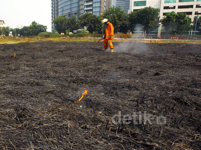 Kebakaran di Lahan Kosong Mega Kuningan Padam