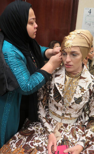 Foto: Intip Belakang Panggung Fashion Show Anniesa 