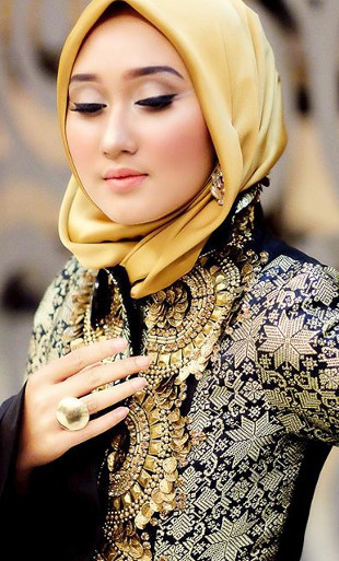 4 Hal yang Perlu Diperhatikan Saat Pakai Anting di Luar Jilbab