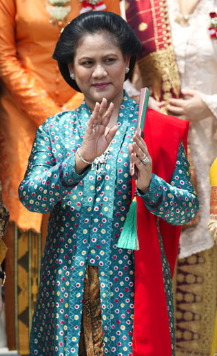Foto: Warna-warni Cerah, Busana Favorit Ibu Negara Iriana Jokowi