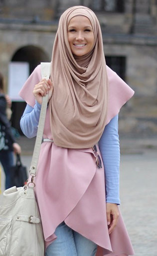 Foto Tetap Stylish Dengan Jilbab Menutup Dada Ala Hijabers Qatar Eslimah