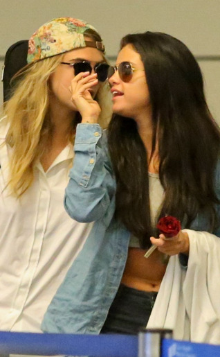 Selena Gomez Senang Dikabarkan Lesbian Dengan Cara Delevigne