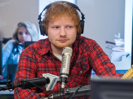 Ed Sheeran Lelang Pakaian Dalam Superman Untuk Amal | malfungsi busana gaun kelly brook ekspos underwear di Ed Sheeran Lelang Pakaian Dalam Superman Untuk Amal | malfungsi busana gaun kelly brook ekspos underwear di