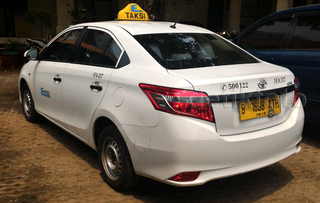  Taksi  Express  Ditembak Pengemudi Mobil 