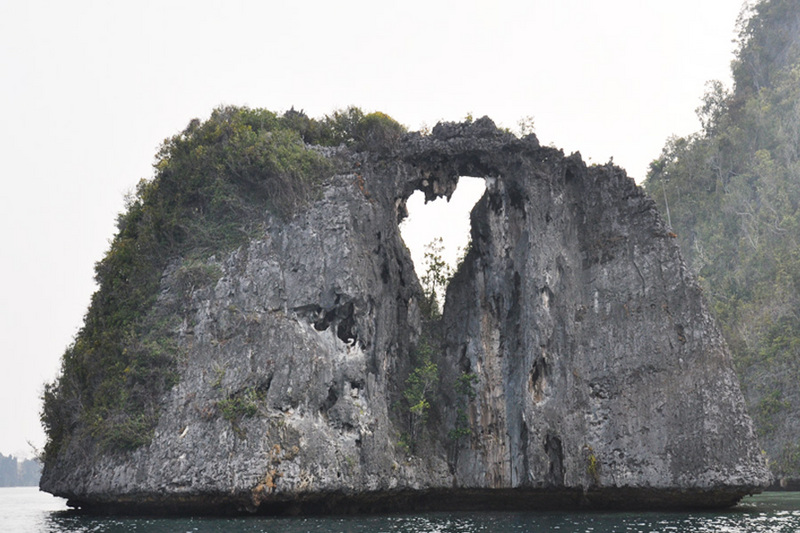 Lubang Berbentuk Hati di Raja Ampat - Foto 6