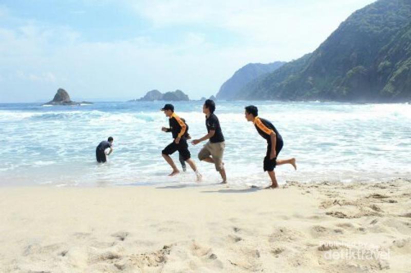 Pantai Pasir Putih Serupa Hawaii Ada Di Jember