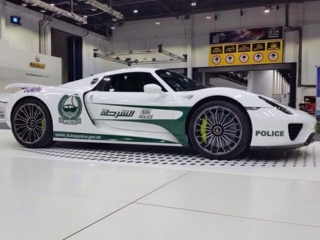 Polisi Dubai Kini Berpatroli Pakai Porsche 918 Spyder Polisi Dubai Kini Berpatroli Pakai Porsche 918 Spyder