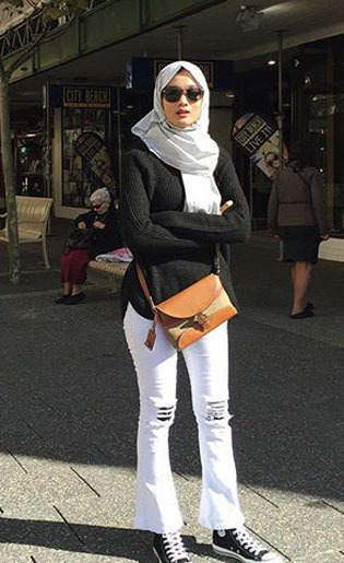 Foto Gaya Stylish dengan Celana  Cutbray  ala Model Hijab  