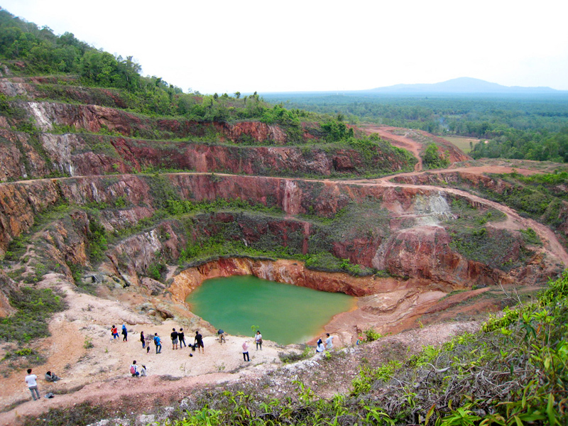 Kawah Bekas Tambang yang Bisa Berubah Warna di Belitung