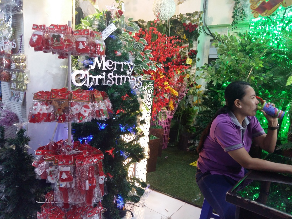 Jelang Natal Pernak pernik Natal di Asemka Diserbu Pembeli