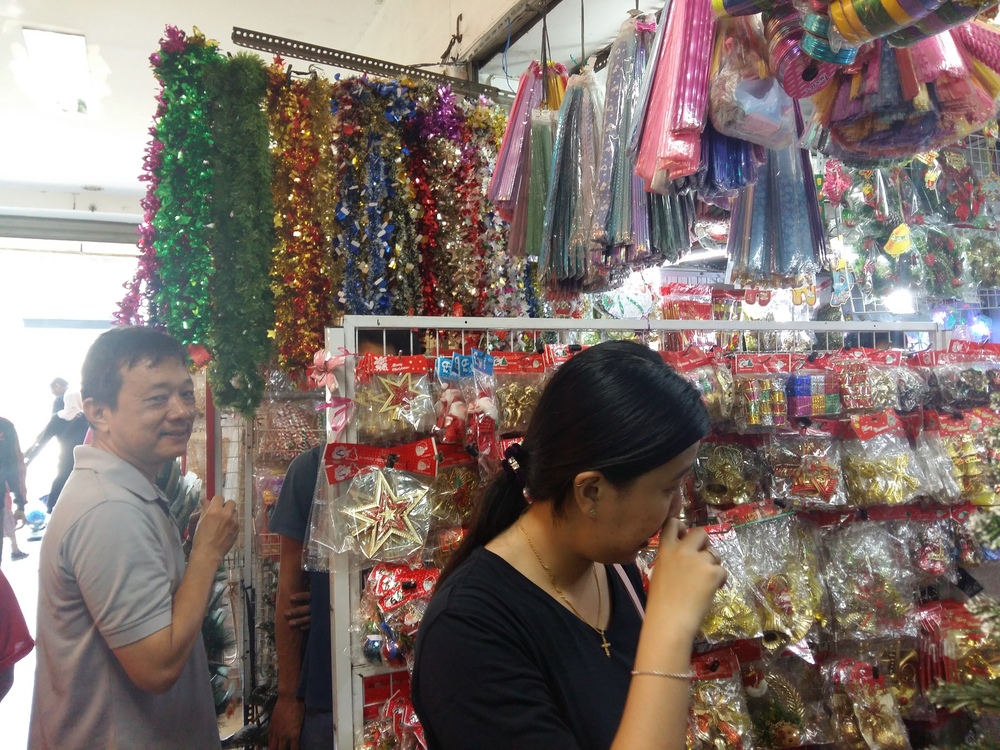 Jelang Natal Pedagang Mainan Asemka Banting Setir Jualan 
