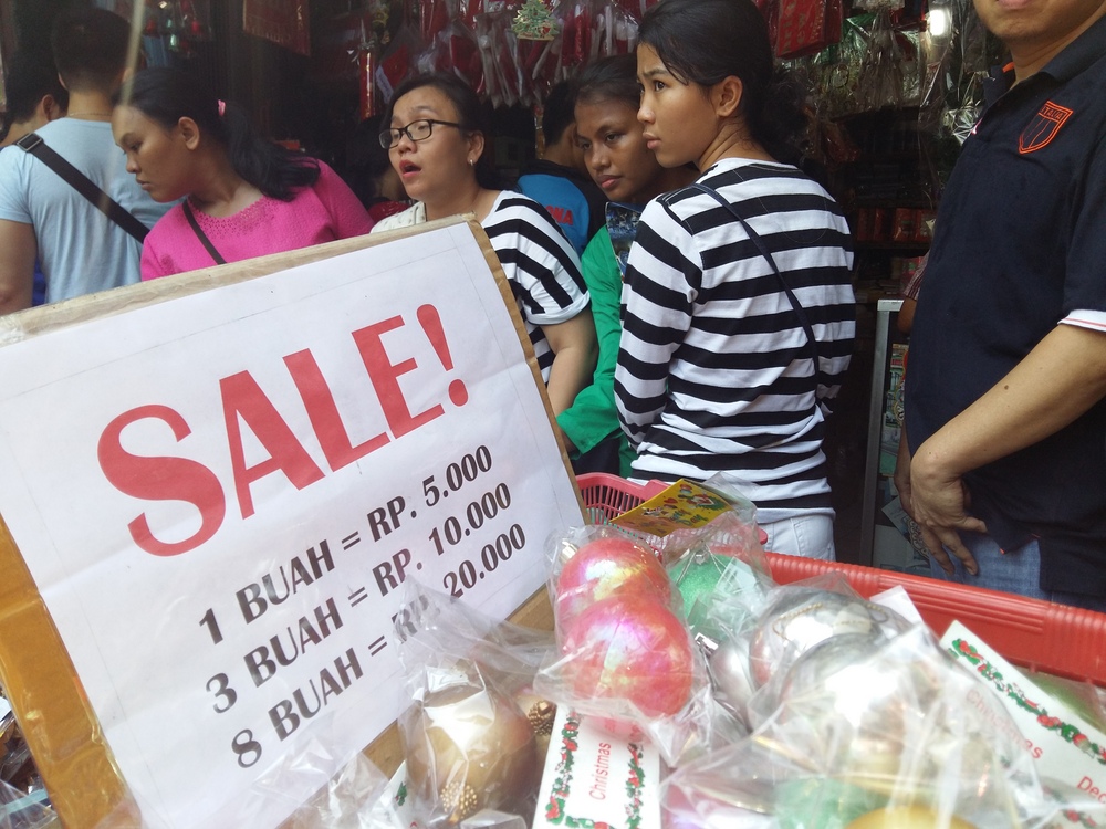 Pernak pernik Natal  di Asemka Dijual dari Goceng Hingga Jutaan