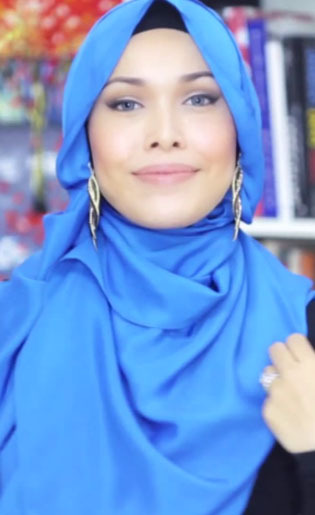 Tutorial Hijab Layer Dengan Anting Panjang Ala Desainer Singapura Adlina