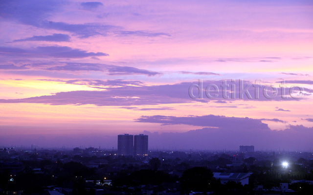 Cantiknya Lembayung Senja di Langit Kota Jakarta