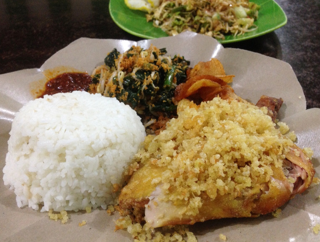 Ayam Penyet Jakarta: Nasi Ayam Penyet Plus Urap yang Mantap