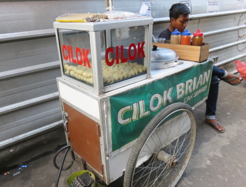 Nyam Kenyal Gurih Cilok Dan Bakso Rudal Di Dekat Stasiun Ui