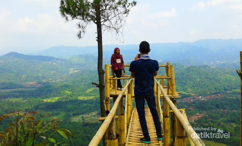 Bukan Kalibiru Ini Bukit Panembongan Di Kuningan