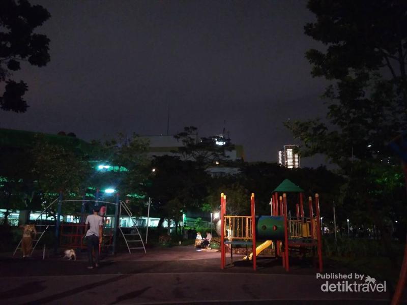 Taman Menteng Tempat Asyik Menghabiskan Malam Hari Di Jakarta