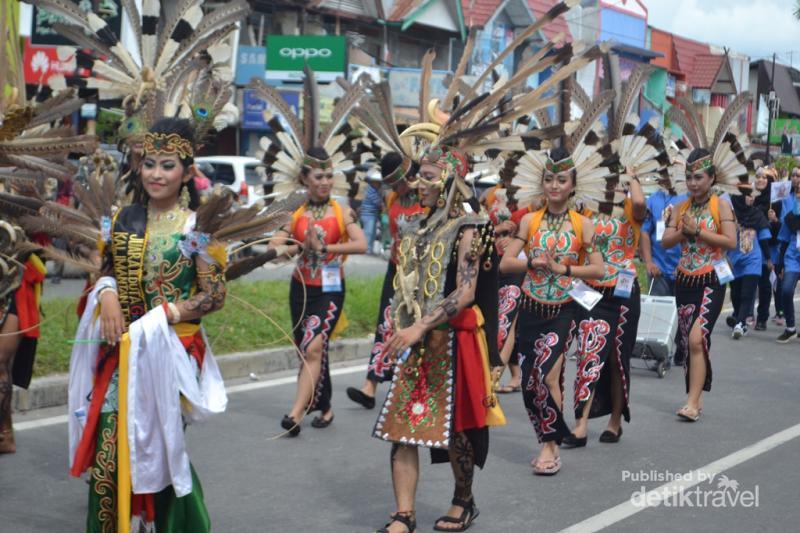 Yuk Kenal Pakaian  Adat  Dayak  