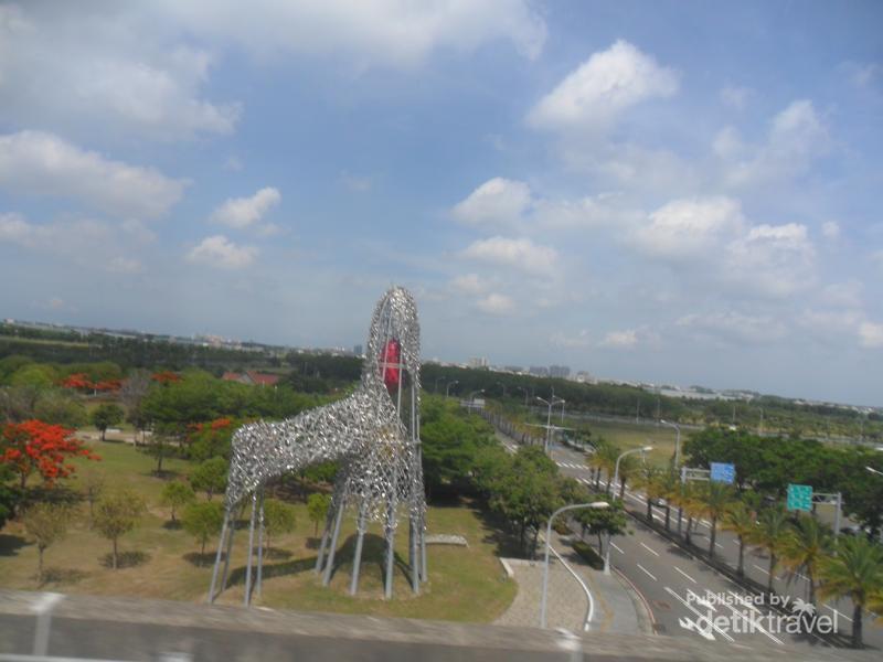 Pemandangan Menarik dari Balik Jendela Kereta Cepat Taiwan