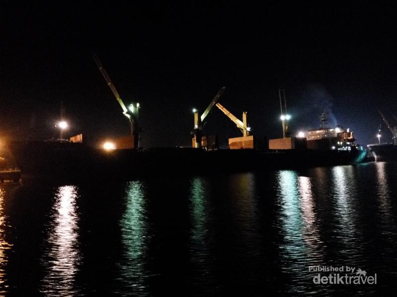 Malam Minggu Romantis, Ajak Kekasih Naik Kapal Wisata di 