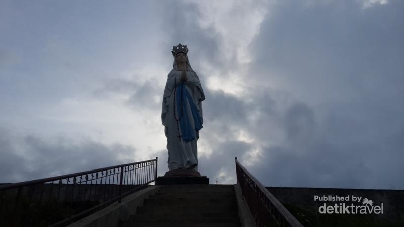 Patung Bunda Maria & Bukit Wolowio yang Mempesona di Flores