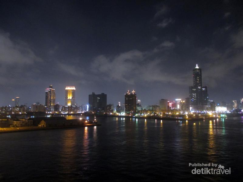 Indahnya Malam di Kota Pelabuhan Taiwan