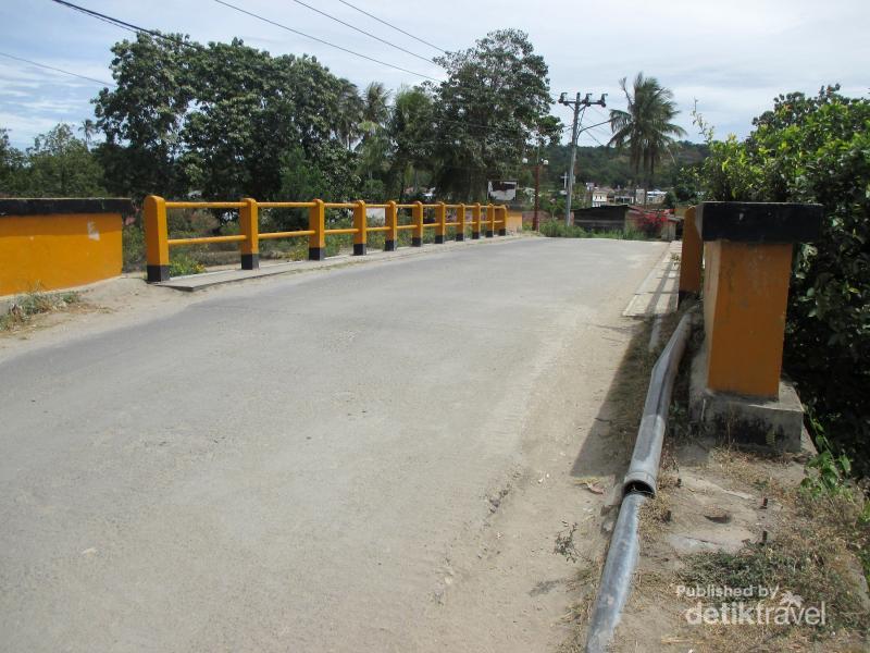  Jembatan  Kecil  yang Menghubungkan Pulau Sumatera Samosir