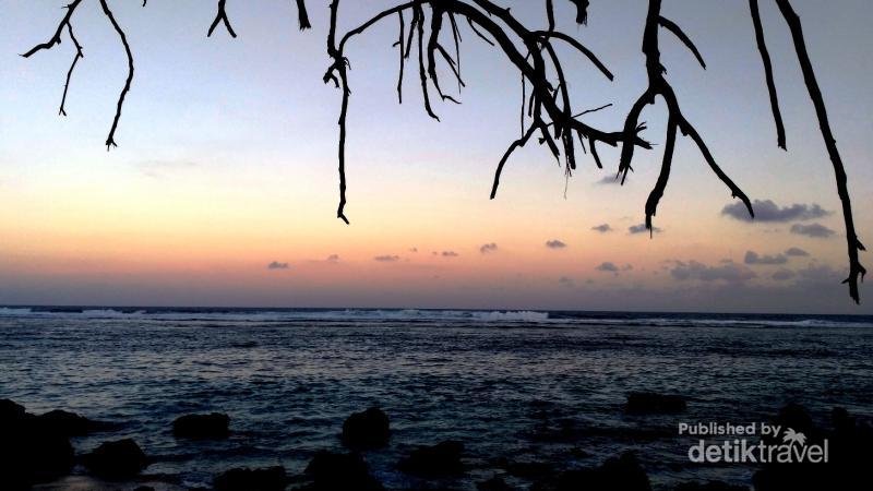 Sore Romantis  di  Pantai  Tersembunyi Bali