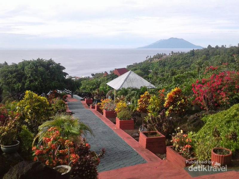 Benteng di  Atas  Bukit  Ini Punya Pemandangan Cantik