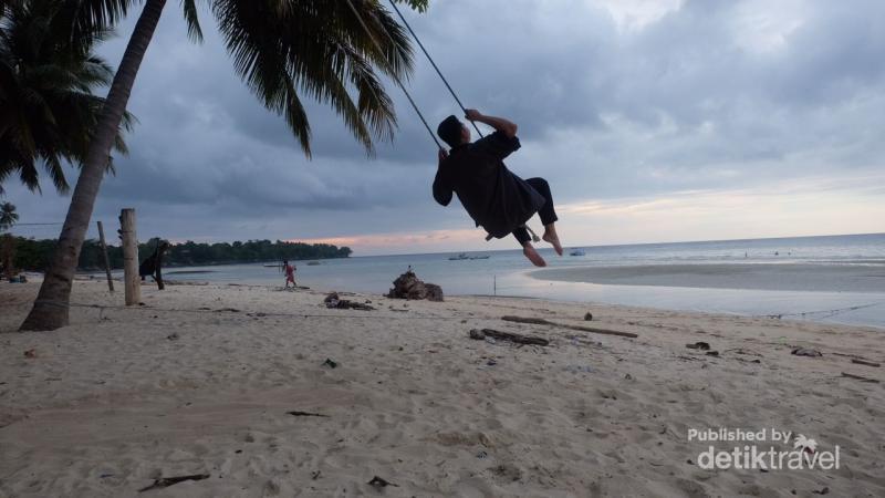 Senja Romantis Di Pantai Kaluku