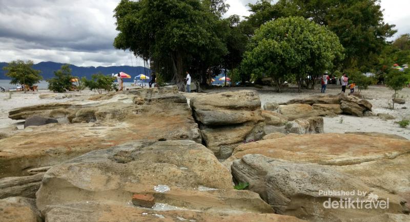 Ini Pantai Cantik dengan Spot Foto Instagramable di Samosir