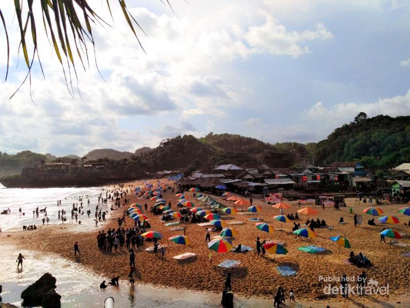 Warna Warni Pantai  Drini Gunungkidul Serasa di Luar  Negeri