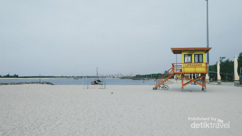 Santai Sore Di Pantai Ancol Foto 2