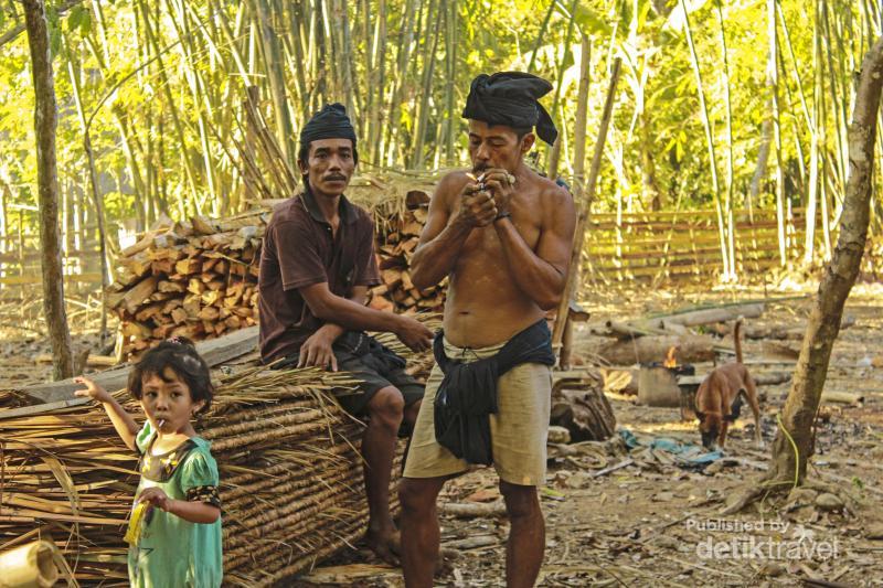 Foto Melihat Kehidupan Sederhana Suku Kajang Dalam