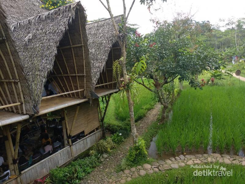 Belajar Kerajinan  Bambu  di Omah Yudhi Temanggung 