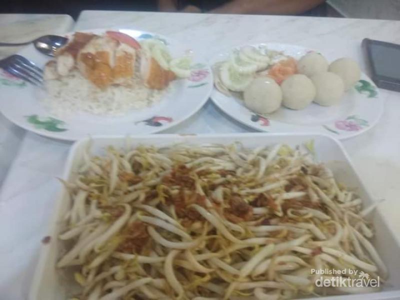  Foto  Bola  bola  Nasi Ayam yang  Lezat Khas Malaysia