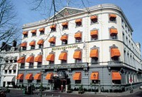 Serangan Mobil Menimpa Mantan Menlu Van Aartsen