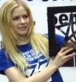 Di Jakarta, Avril Lavigne Beli Kain dan Topeng 